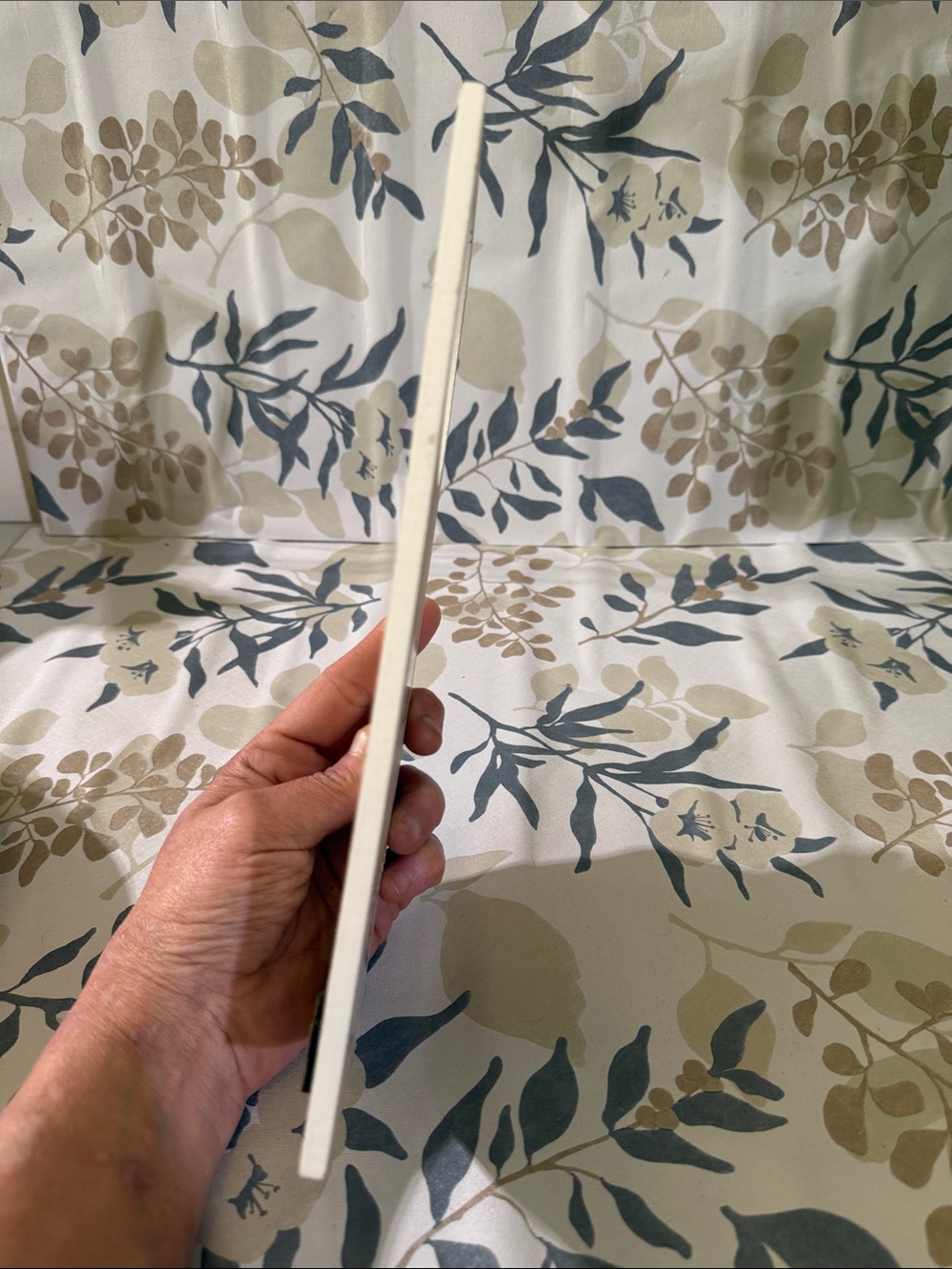 NWT Hobby Lobby White Wooden Door Hanger with Paw Accents - Picture 3 of 5
